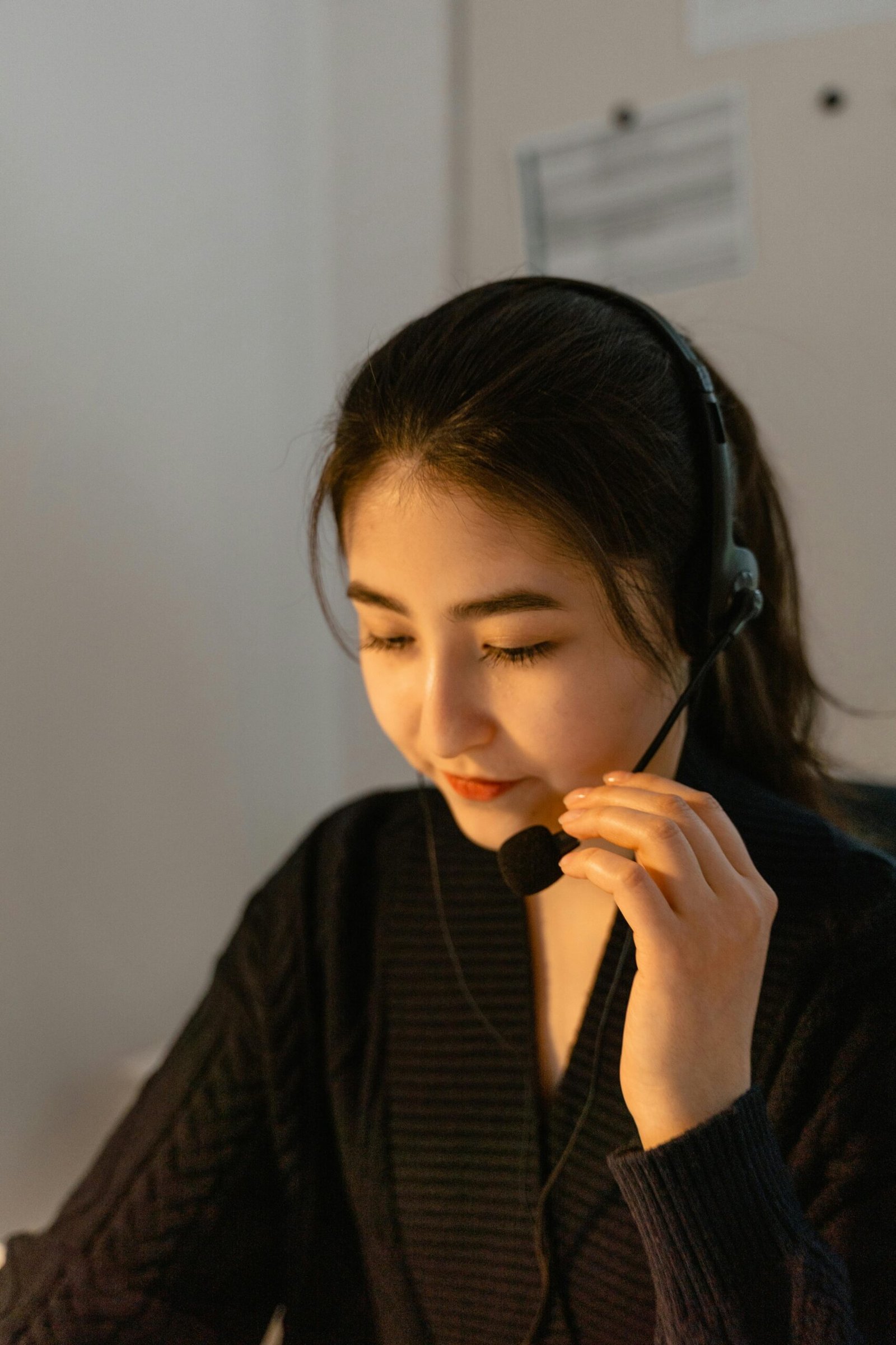 Professional call center operator providing customer service assistance.